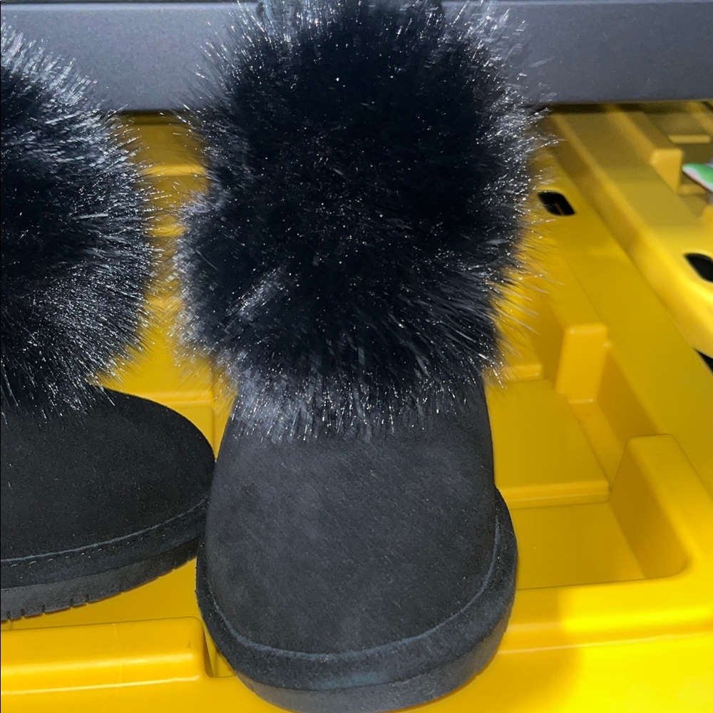 Bearpaw Black Fur pom-pom Boots size 6 1/2 LIV width M perfect for winter - Picture 2 of 11